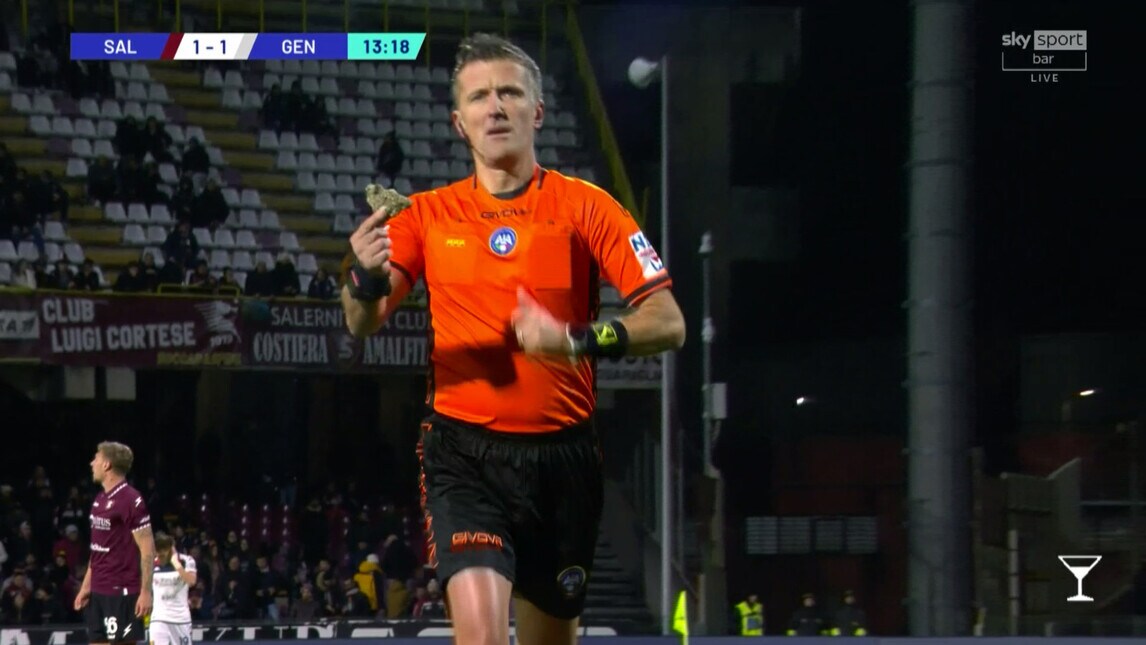 Salernitana-Genoa: oggetti in campo dagli spalti. Uno colpisce Retegui