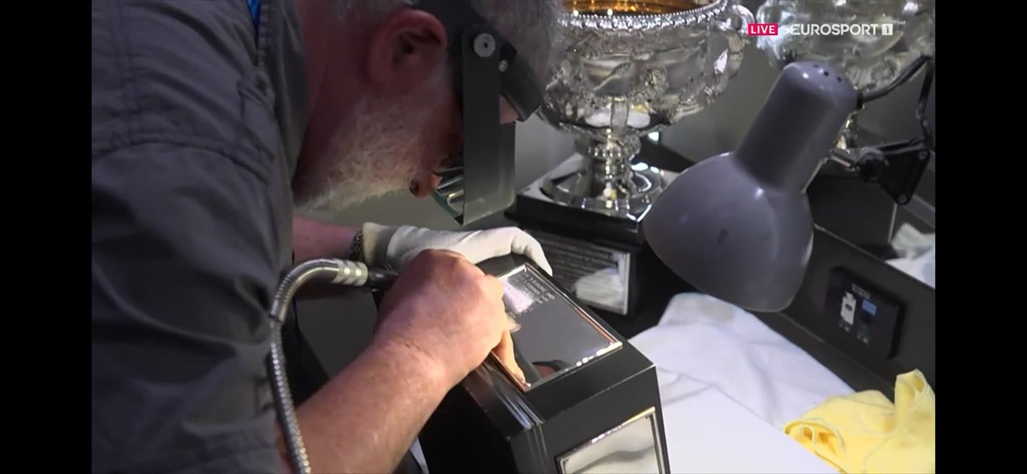 Sinner vince agli Australian Open: il suo nome inciso sul trofeo