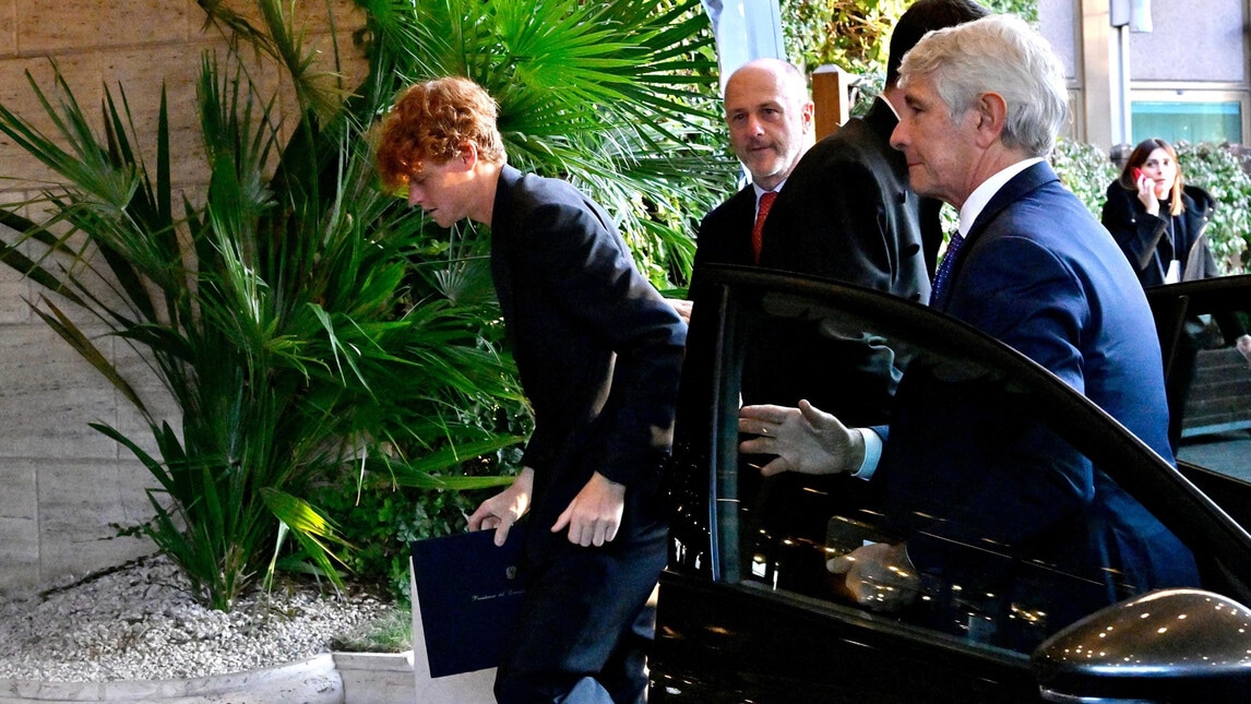 Sinner torna in hotel dopo l'incontro con Giorgia Meloni: in un sacco c'è la coppa vinta in Australia