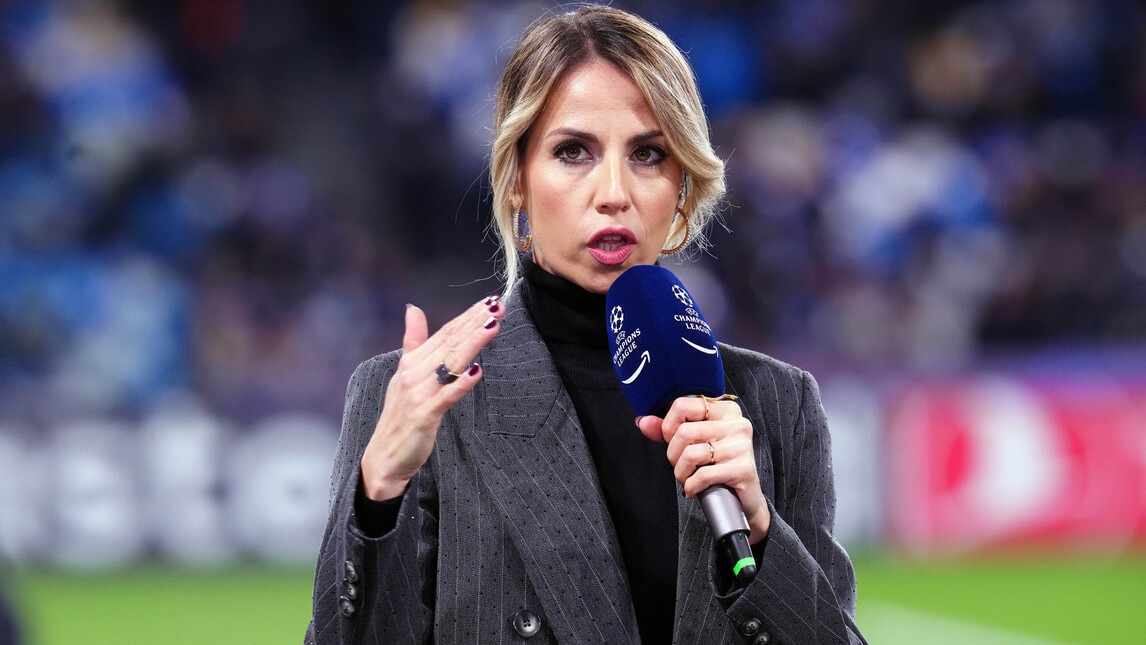 Giulia Mizzoni illumina il Maradona: il sexy look per Napoli-Barcellona