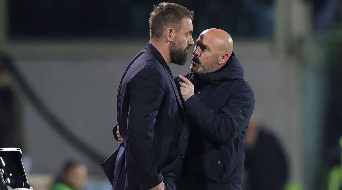 Italiano e De Rossi, faccia a faccia in campo durante Fiorentina-Roma
