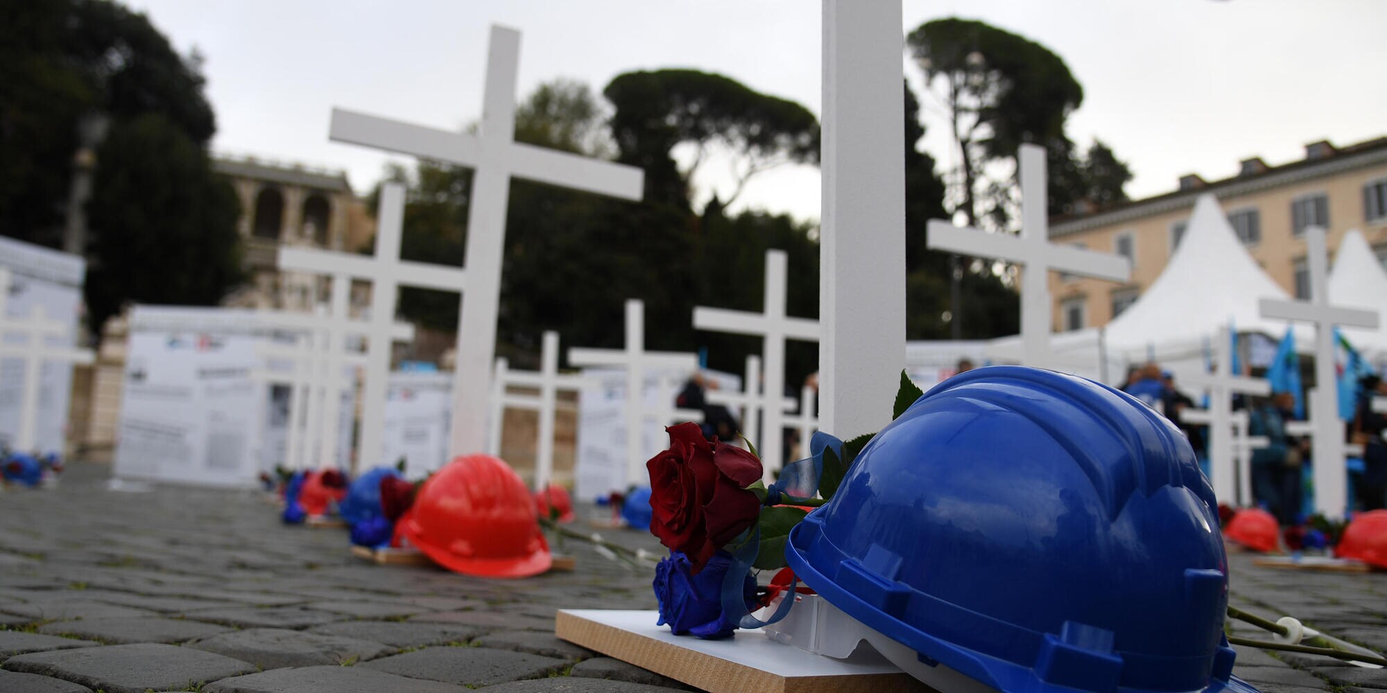 Operaio cade nel vuoto e muore in un cantiere nel Bresciano