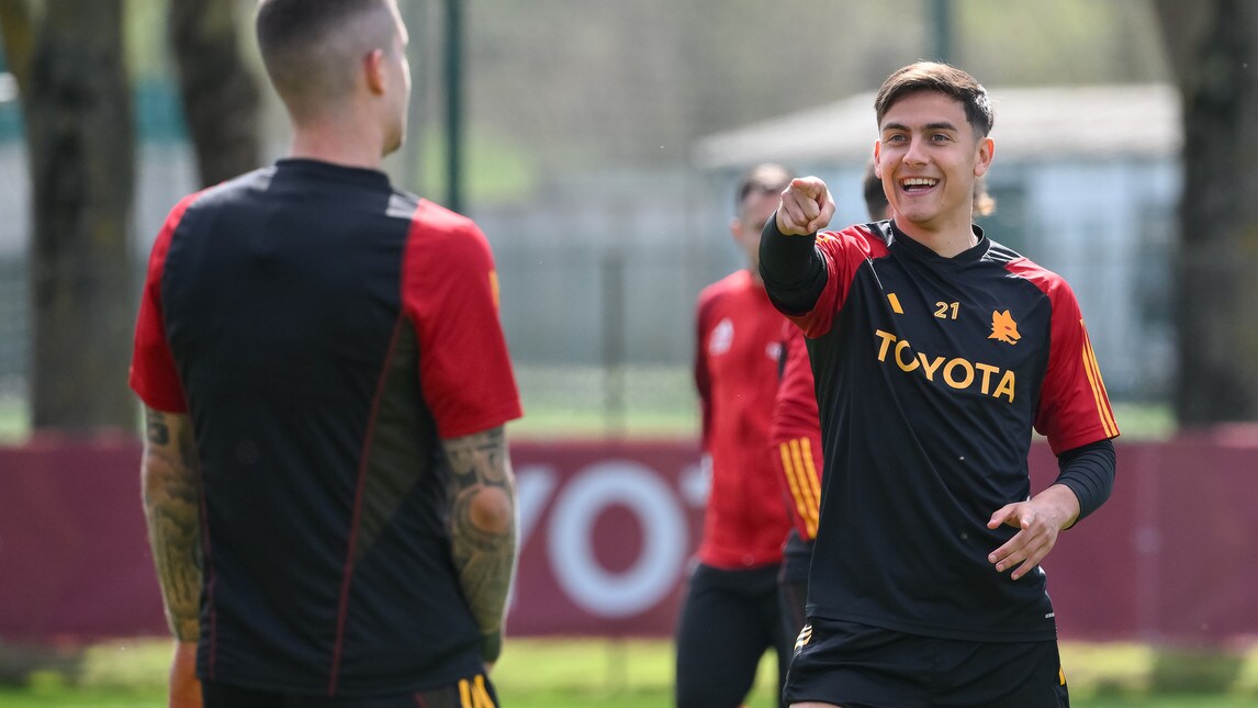 Roma, ultimo allenamento prima di Brighton: lo scherzo di Dybala a Mancini. E Azmoun...