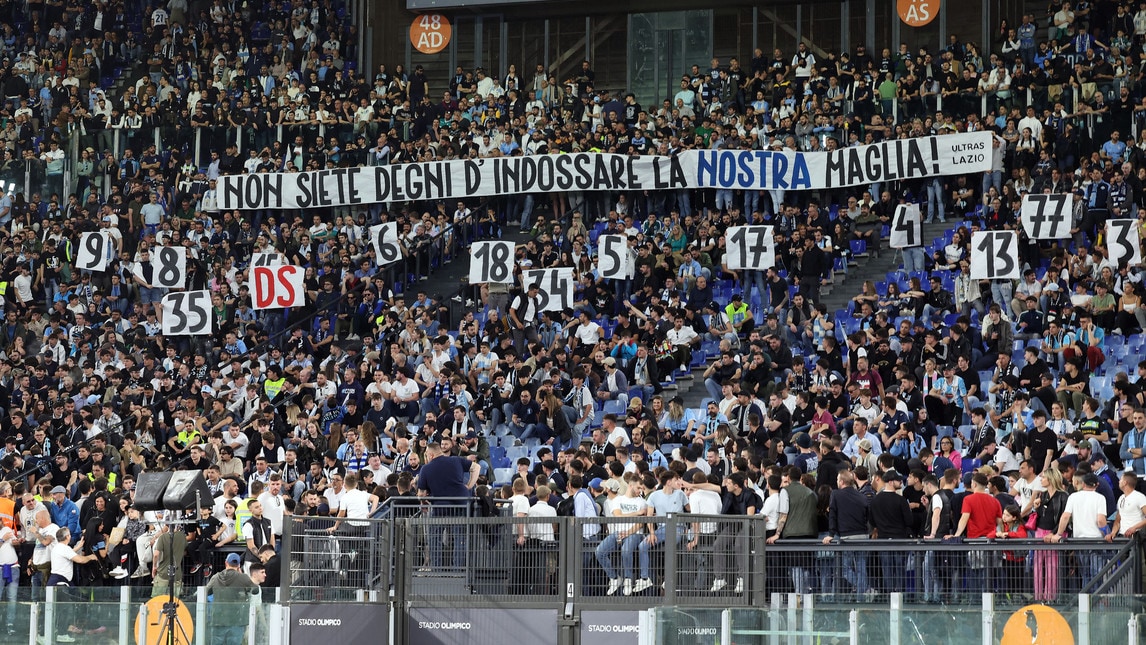 La protesta dei tifosi della Lazio durante la sfida contro la Salernitana