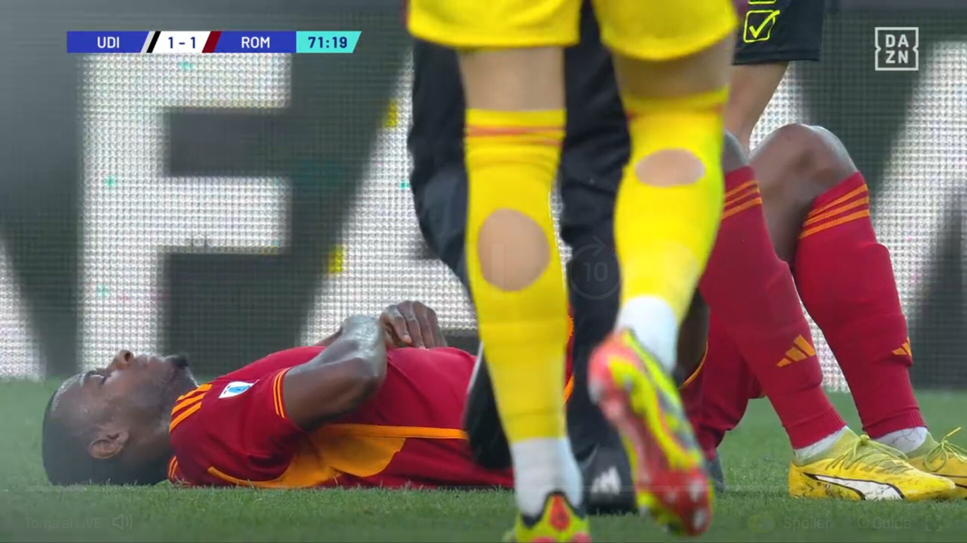 N'Dicka, malore in campo durante Udinese-Roma: partita sospesa