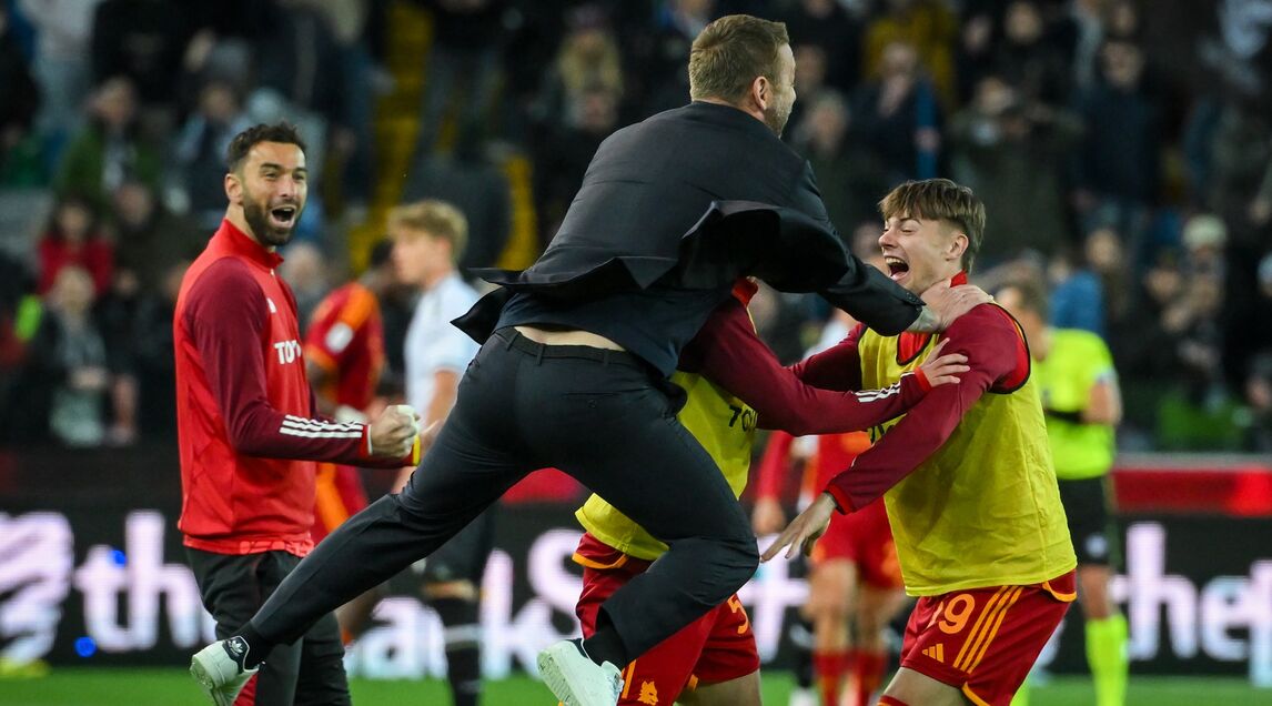 Roma, De Rossi pazzo di gioia: l'esultanza scatenata in campo