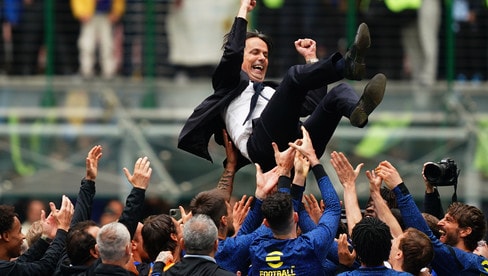 Inter, Inzaghi in trionfo per scudetto: la squadra lo lancia in aria a San Siro