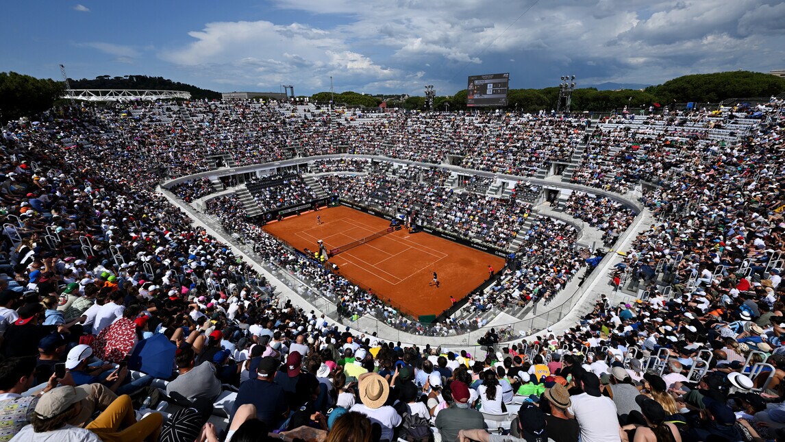 Internazionali, Nadal vince la prima in un centrale gremito all'inverosimile