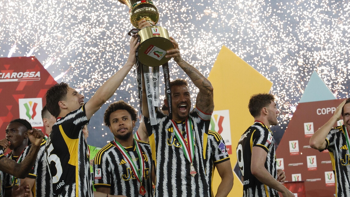 Juve, la festa dei giocatori in campo con la Coppa Italia