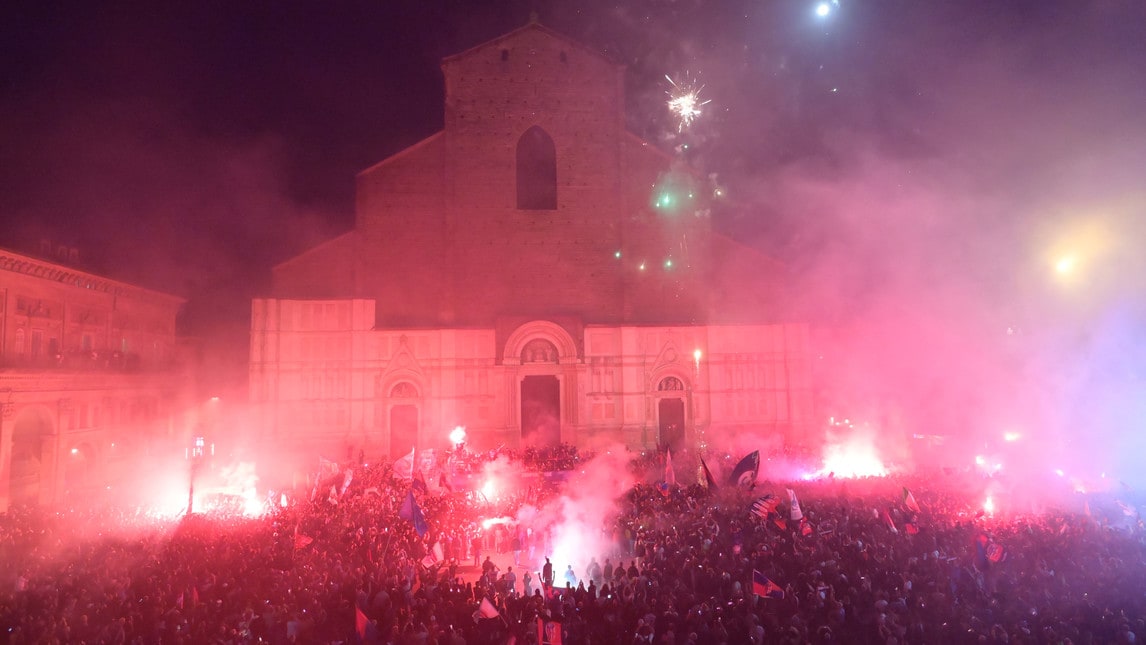 Bologna, che festa per la Champions: pullman scoperto per il centro