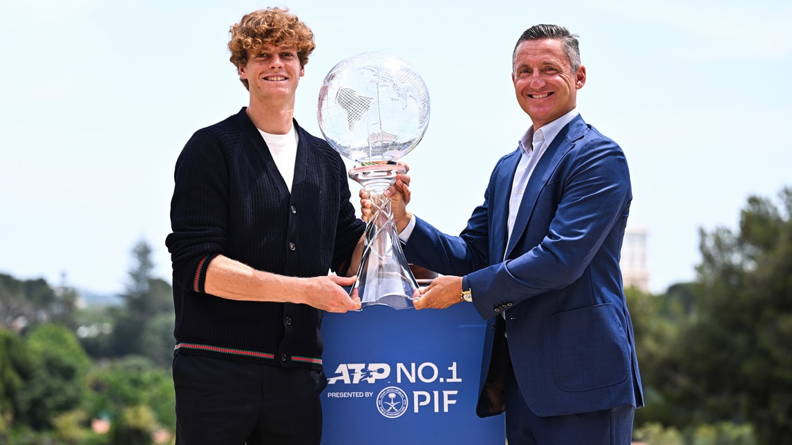 Sinner, le foto con la coppa del n.1 al mondo Atp