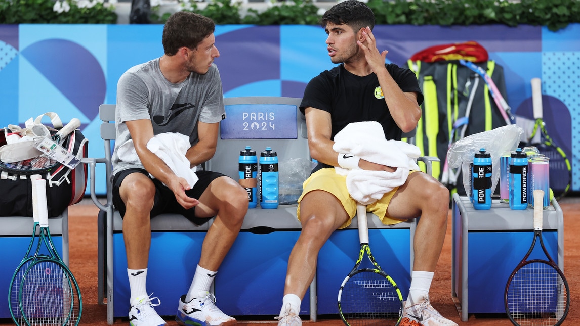 Olimpiadi, Alcaraz già si allena a Parigi: quante risate con Carreno-Busta