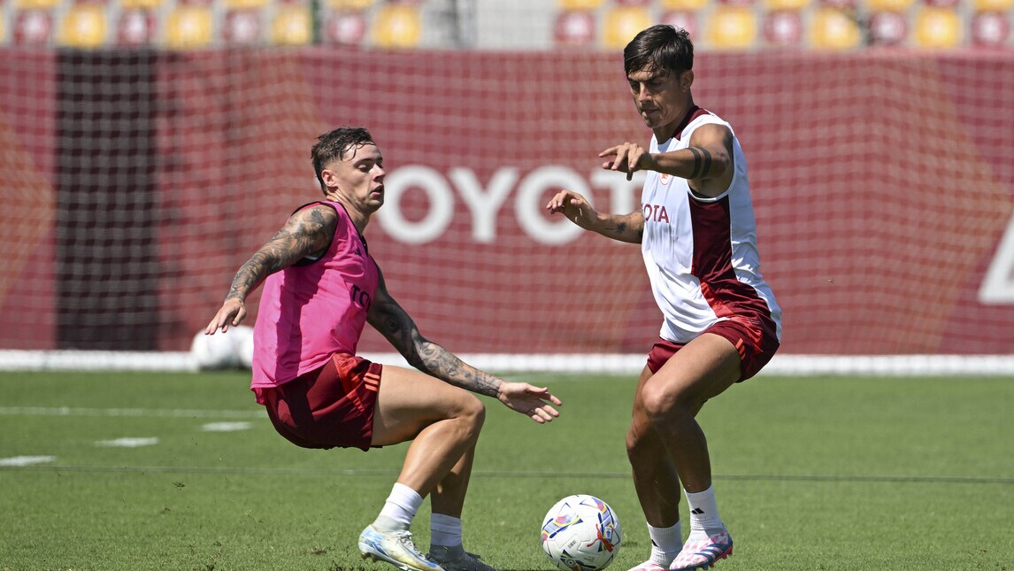 Roma, Dybala si allena con la squadra a Trigoria: ore di attesa per il suo futuro