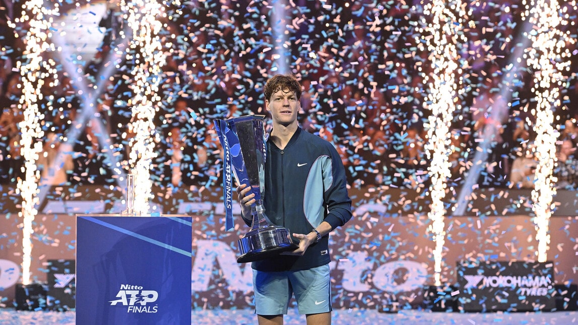 Sinner e le foto della festa a Torino: alza il trofeo delle Atp Finals!