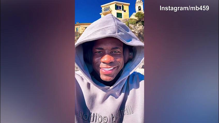 Genoa, Balo sorride osservando il mare