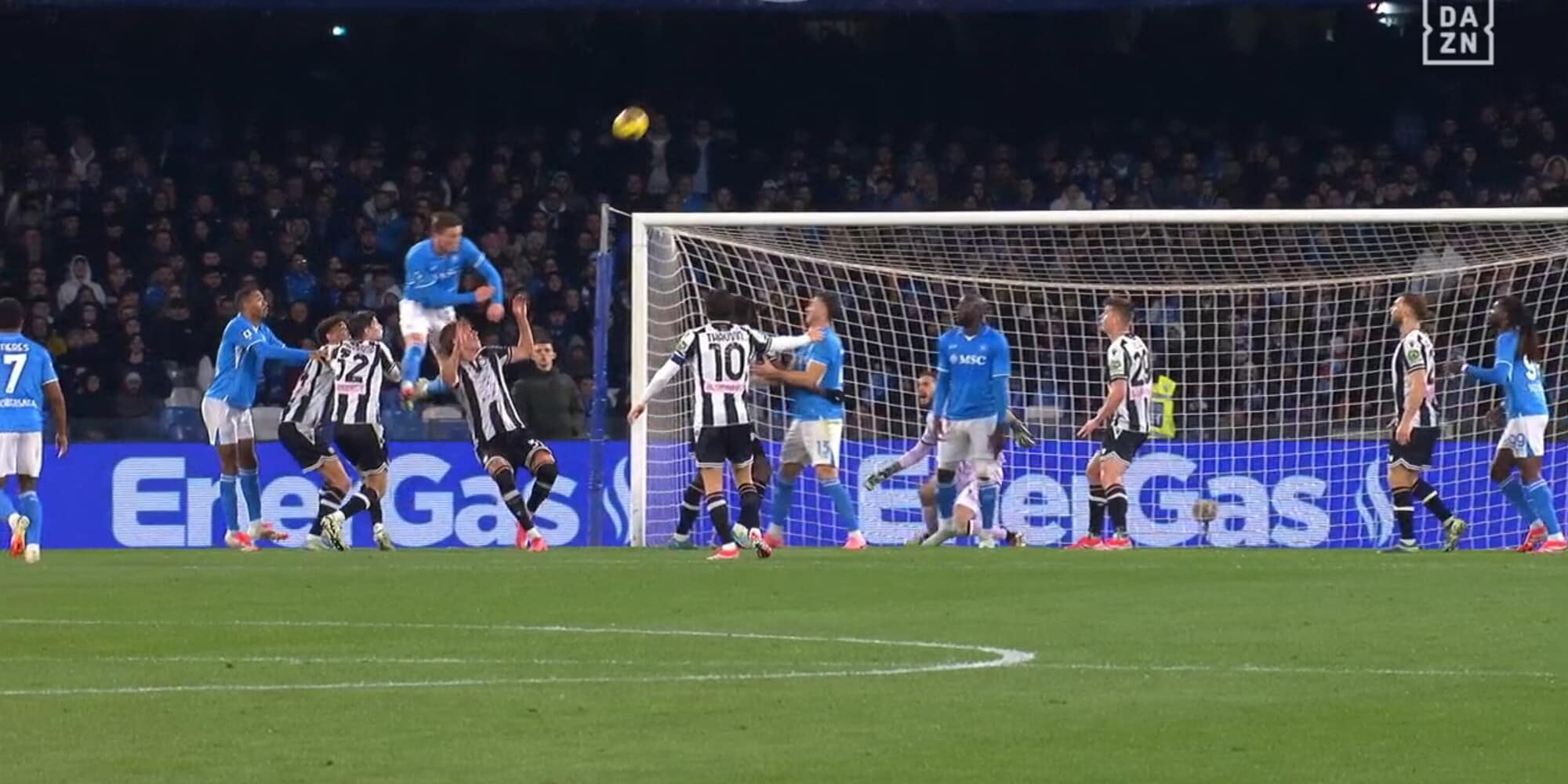 Napoli, l'incredibile elevazione di McTominay sul gol contro l'Udinese