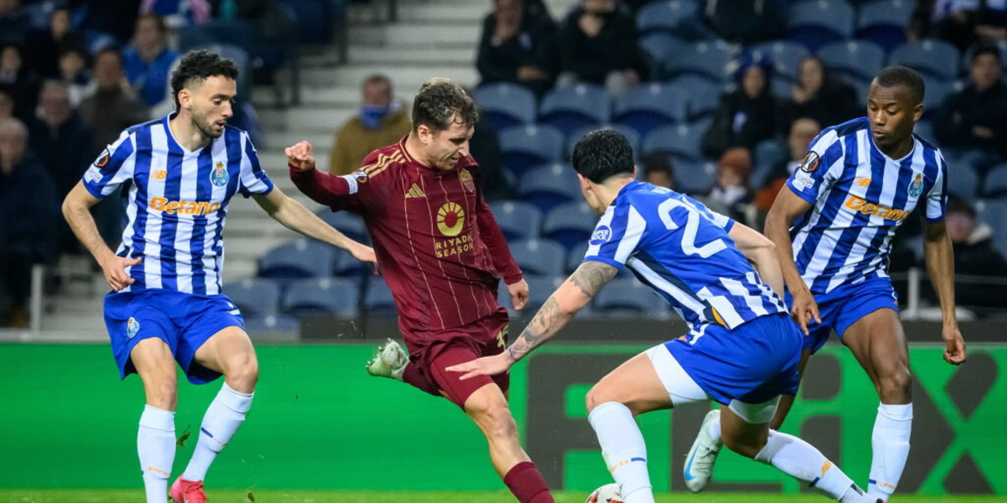 Roma, pari contro il Porto. Problemi al ginocchio per Dybala