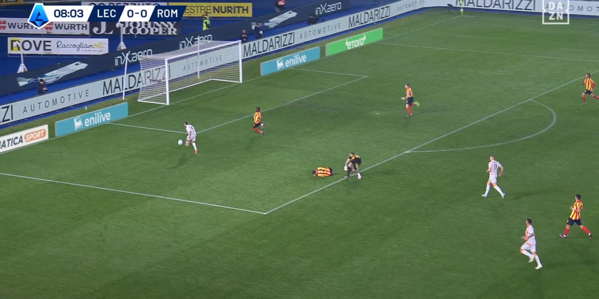 Angeliño da non credere: clamoroso errore a porta vuota durante Lecce-Roma!