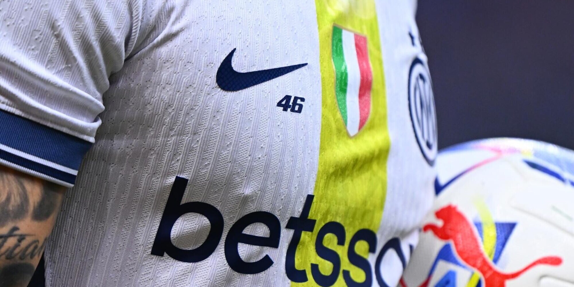 L'Inter vince a San Siro con la maglia dedicata a Valentino Rossi