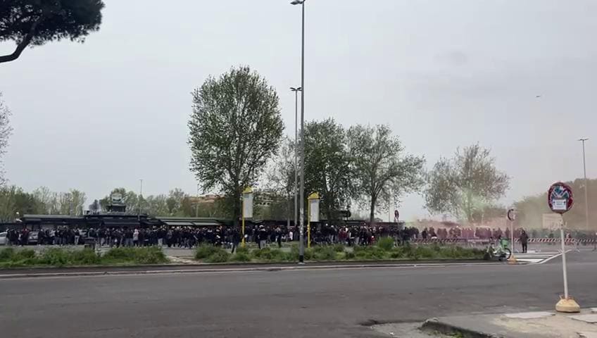 Tensione fuori dall'Olimpico prima del derby