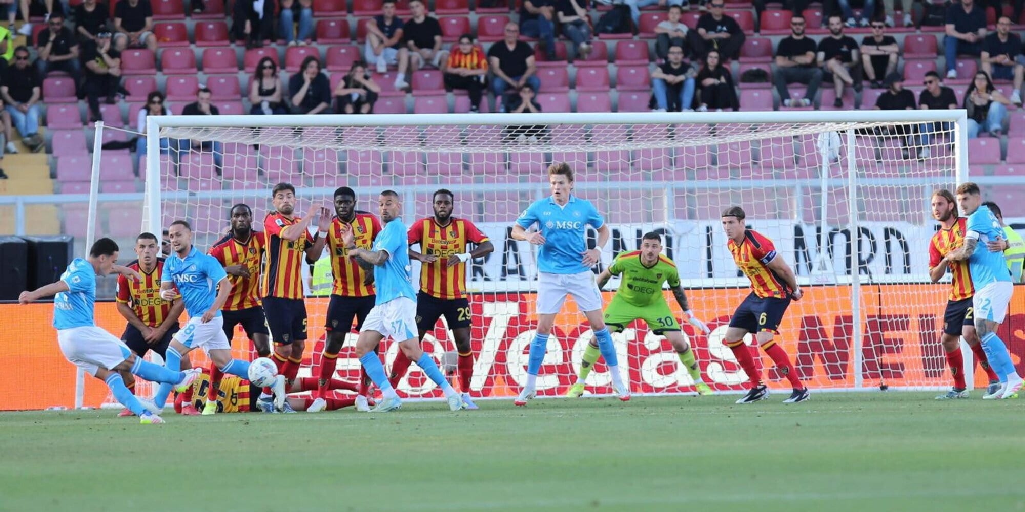 Raspadori trascina il Napoli: Lecce ko, Conte resta davanti all'Inter