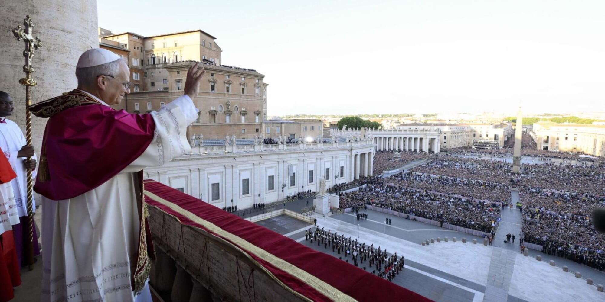 Il nuovo Papa Leone XIV saluta i fedeli a San Pietro