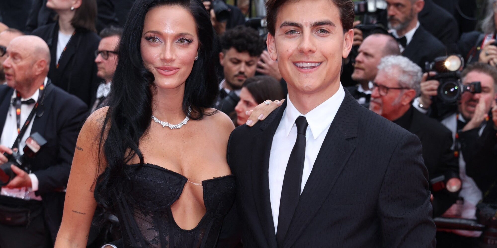 Dybala e Oriana a Cannes: che spettacolo sul red carpet. Tutte le foto
