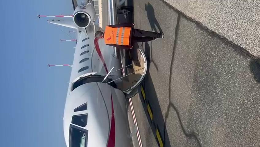 Kevin De Bruyne sbarca a Roma: il momento in cui scende dall'aereo