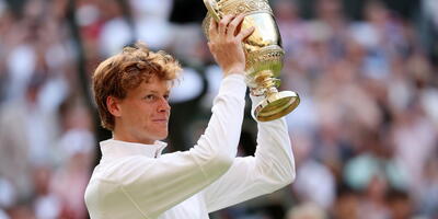 Kate Middleton a Wimbledon con l`abito blu cobalto Kate Middleton a Wimbledon con l`abito blu cobalto