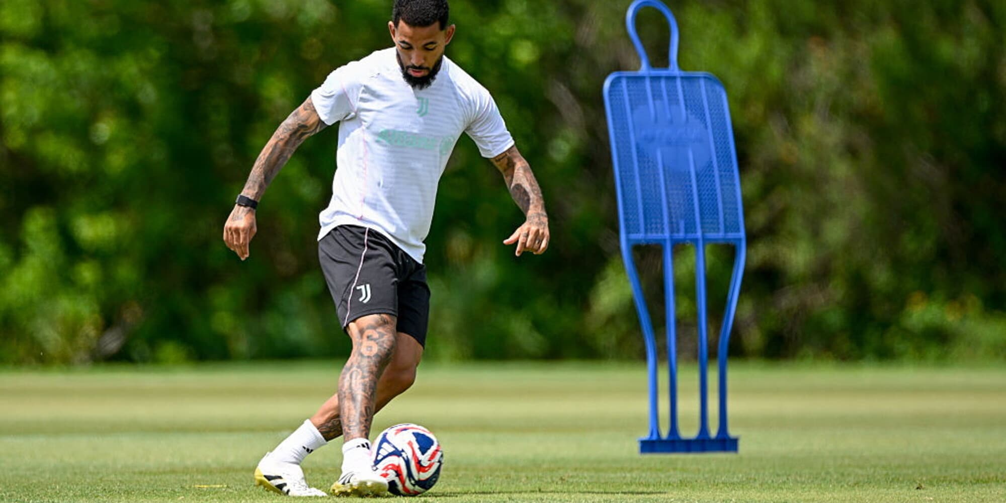 Juve, Douglas Luiz non si presenta alla Continassa. Estupignan al Milan: è ufficiale