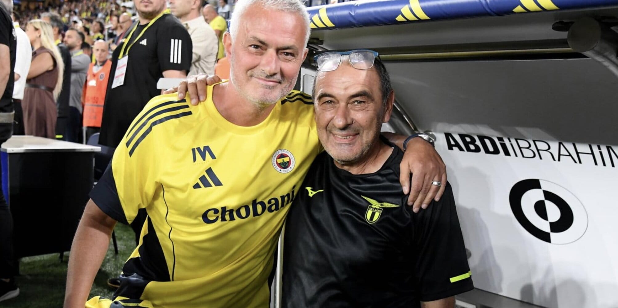 Sarri e Mourinho, che abbraccio in panchina prima di Fenerbahçe-Lazio