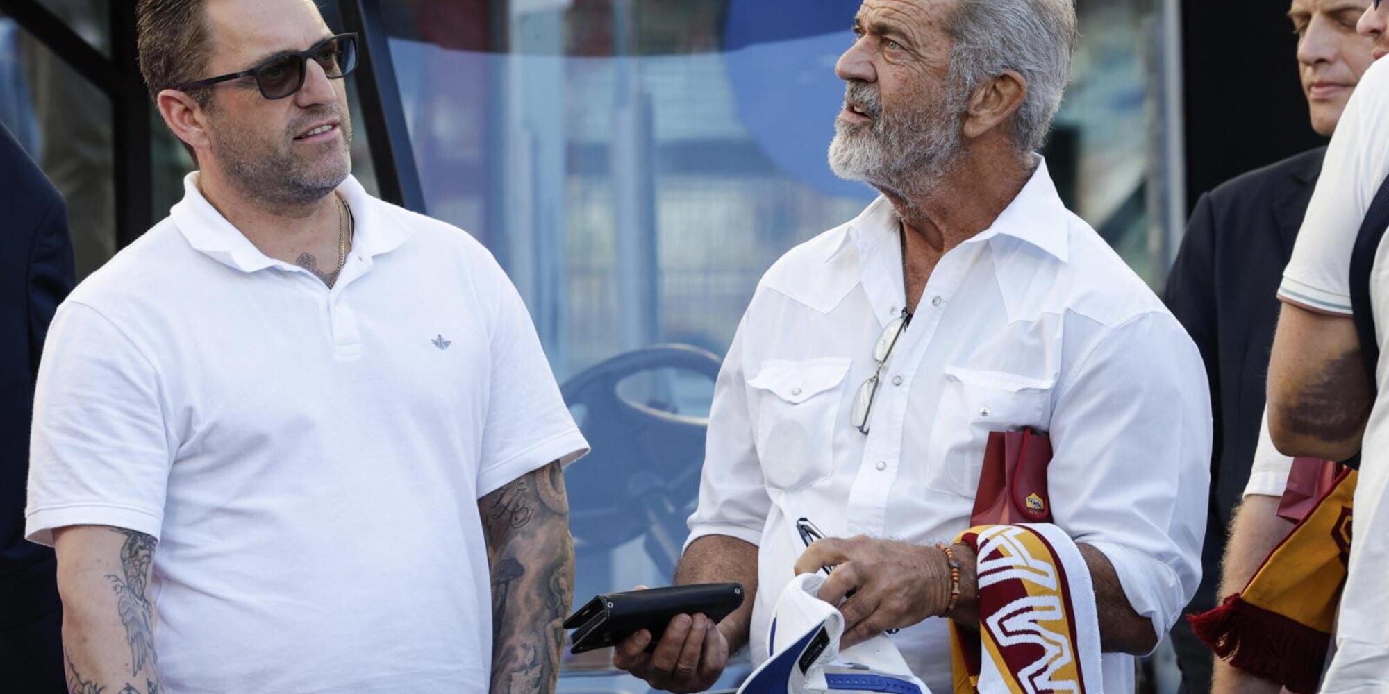 Mel Gibson all'Olimpico con la sciarpa della Roma: Gasperini ha un tifoso speciale in tribuna