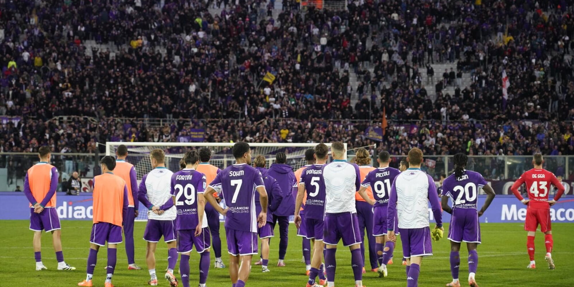 Caos Fiorentina, i giocatori sotto la curva dopo la sconfitta contro il Lecce: i tifosi contestano duramente