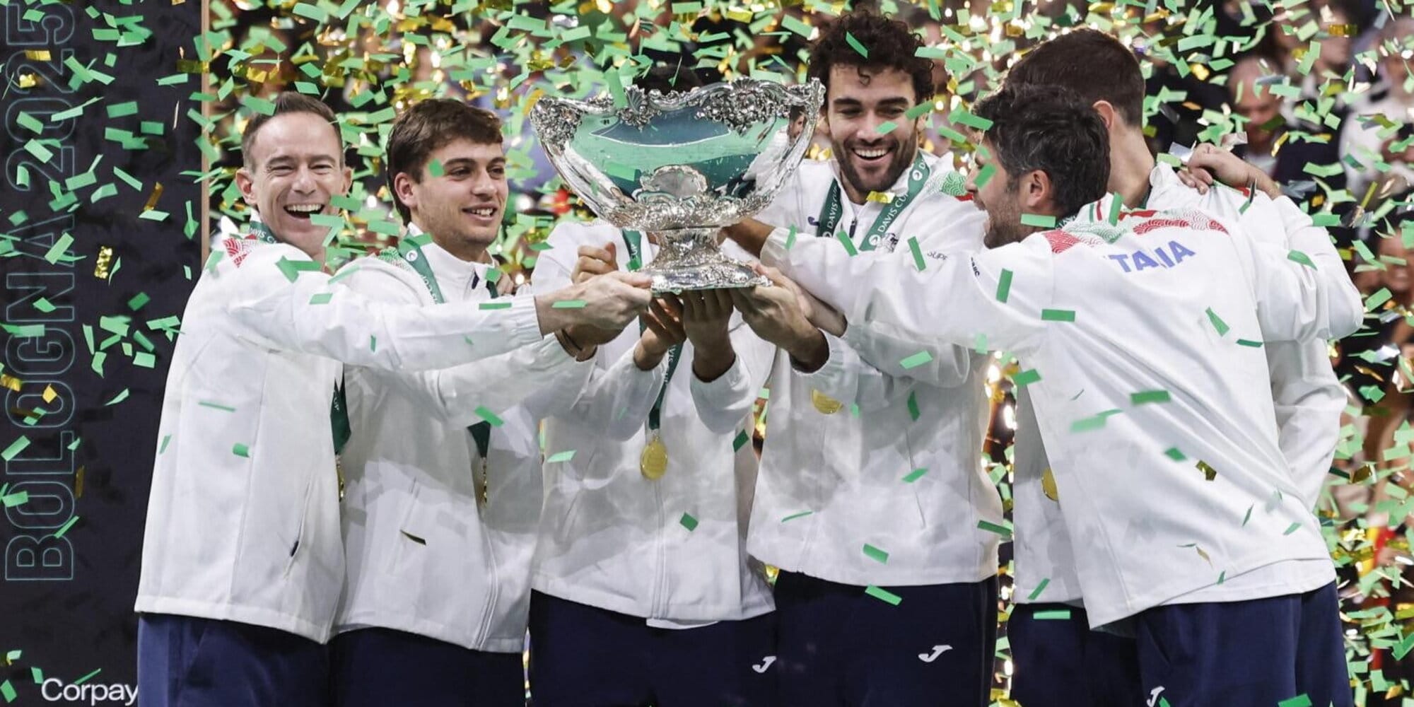 L'Italia alza al cielo la Coppa Davis: l'emozione di Berrettini e Cobolli