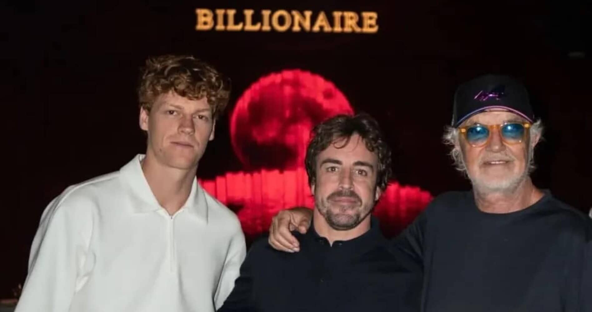 Sinner si gode Dubai con Briatore e Alonso: dopo le Maldive vedrà l'ultima gara della Formula 1