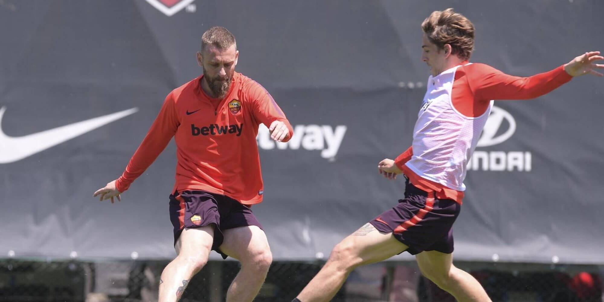 Image for De Rossi e la battuta ai giornalisti su Zaniolo: 'A Roma dovevamo picchiarlo, ma stesse buono con l'Udinese...'