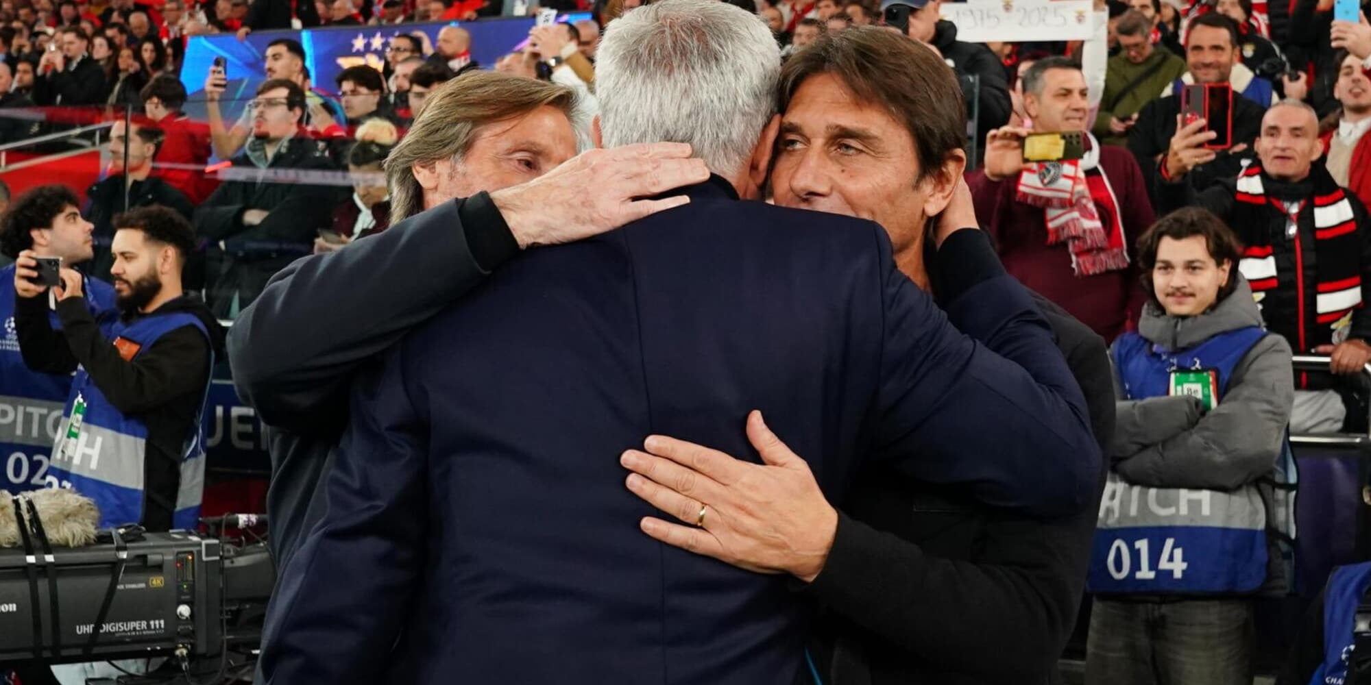 Conte e Mourinho, il bellissimo abbraccio prima di Benfica-Napoli in Champions