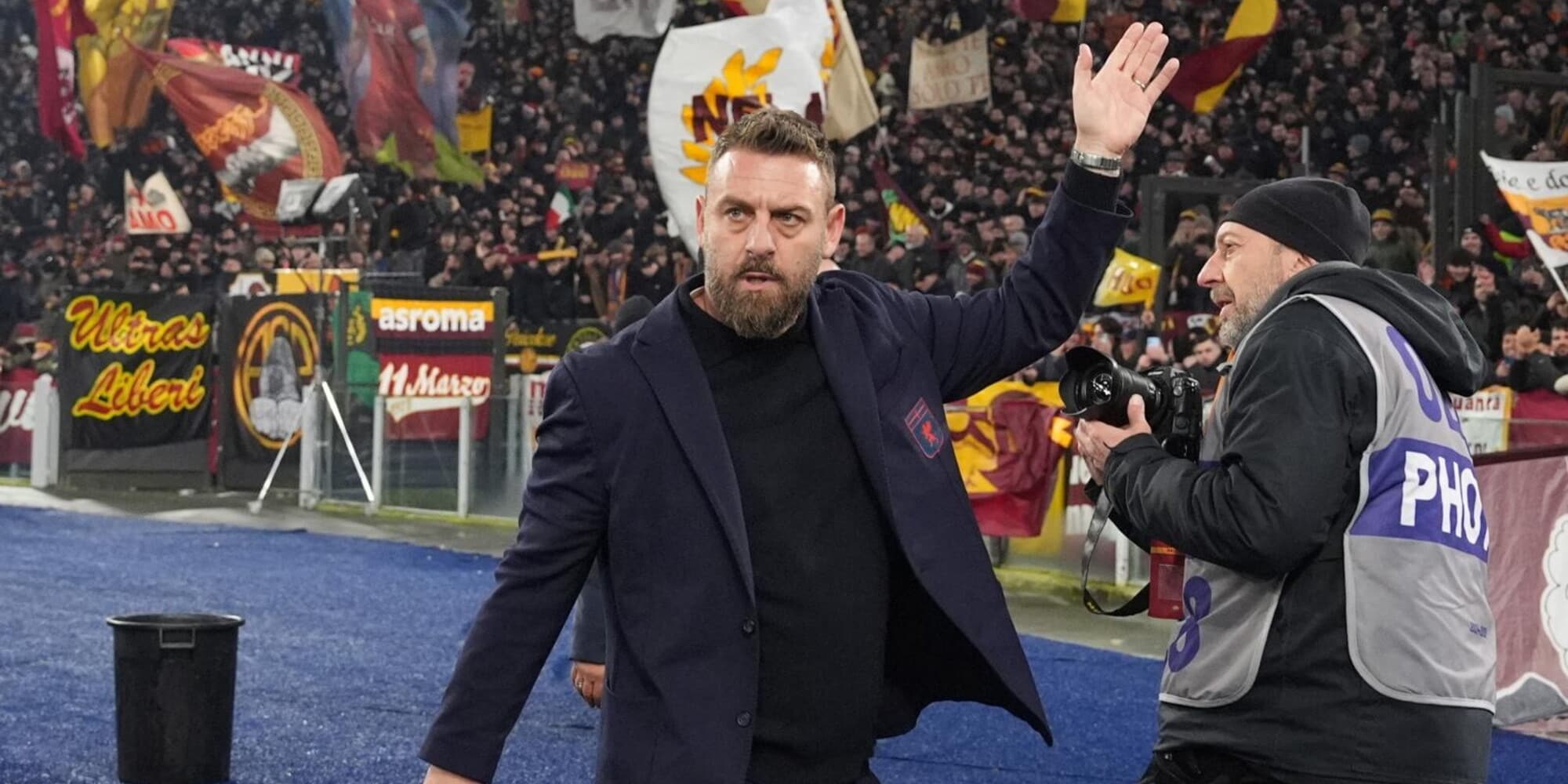 Emozioni forti all'Olimpico: De Rossi sotto la Curva Sud dopo Roma-Genoa 