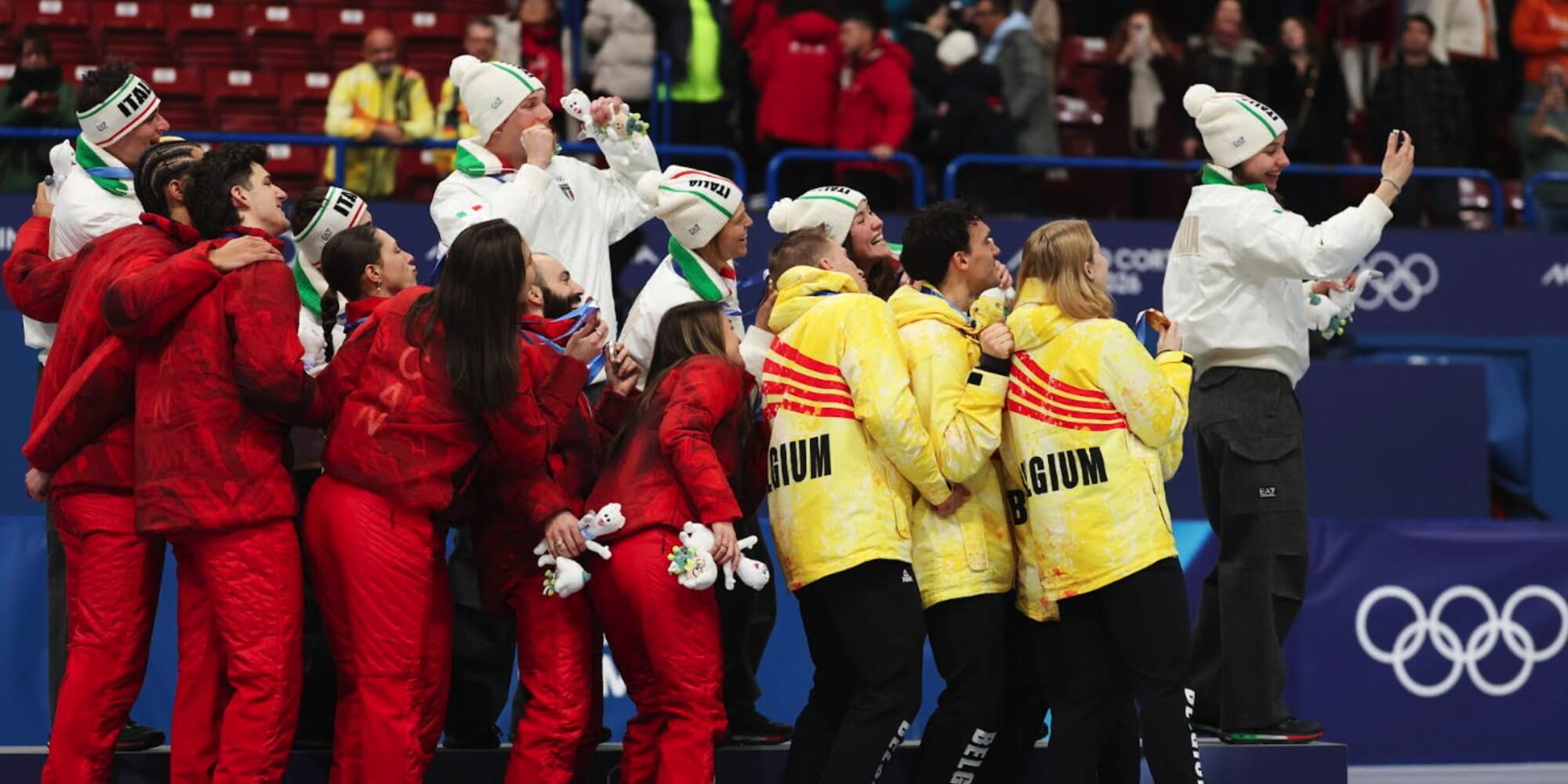 Da Fontana a Wierer e Lollobrigida: il selfie sul podio ormai è una mania