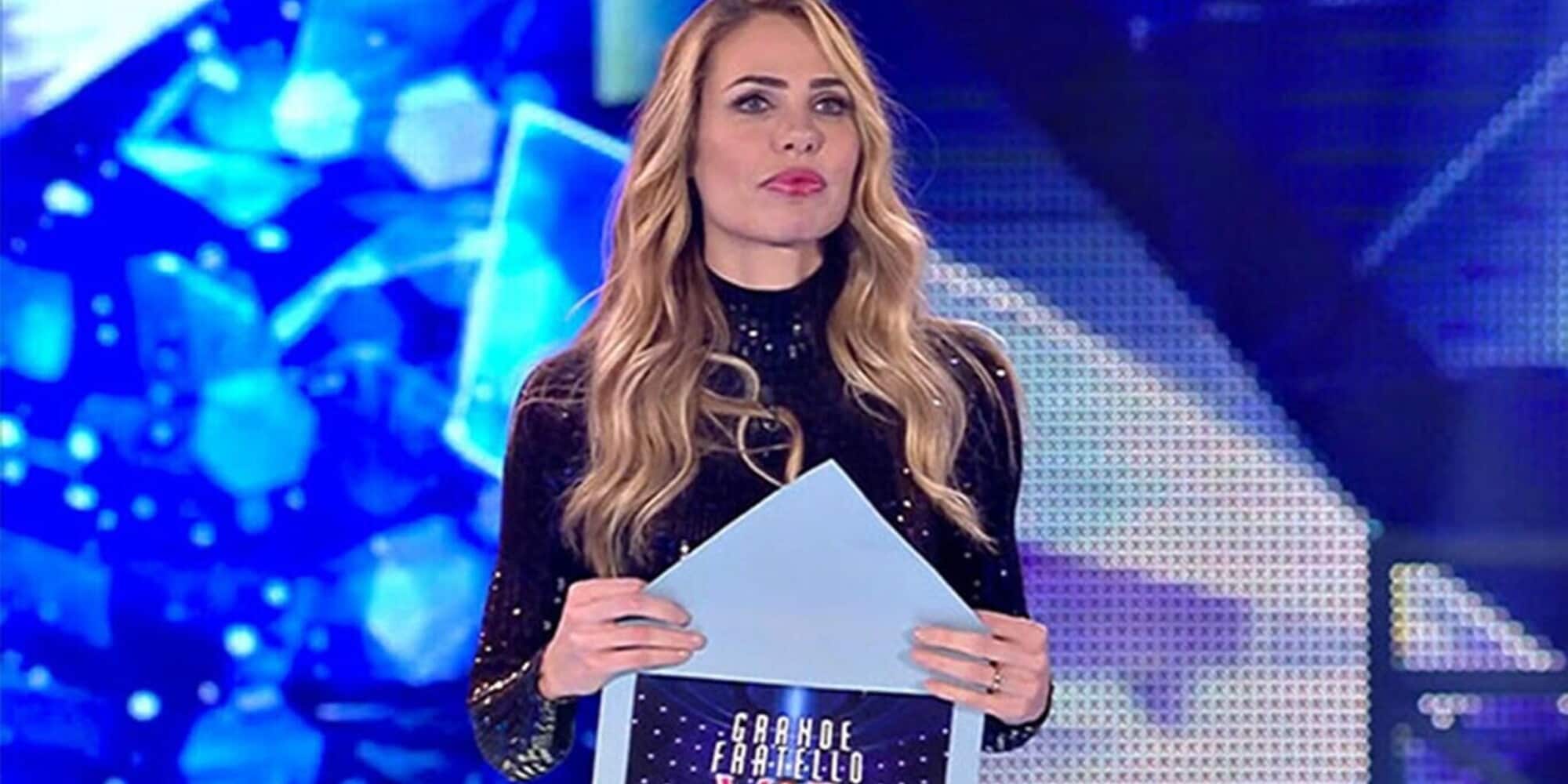 Ilary Blasi conduttrice Grande Fratello studio televisivo