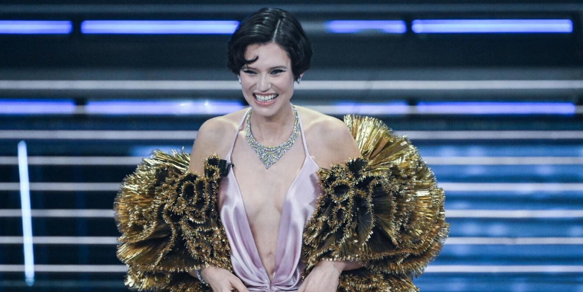 Bianca Balti radiosa, bellissima e...sexy a Sanremo: l'abito incanta l'Ariston
 
