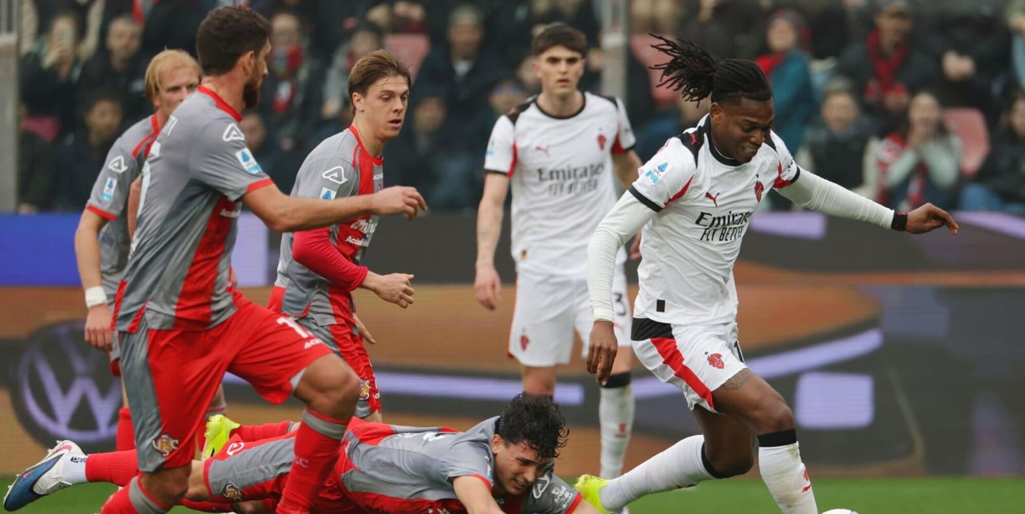 Milan, Pavlovic e Leao salvano Allegri nel finale: Cremonese battuta e Inter a +10