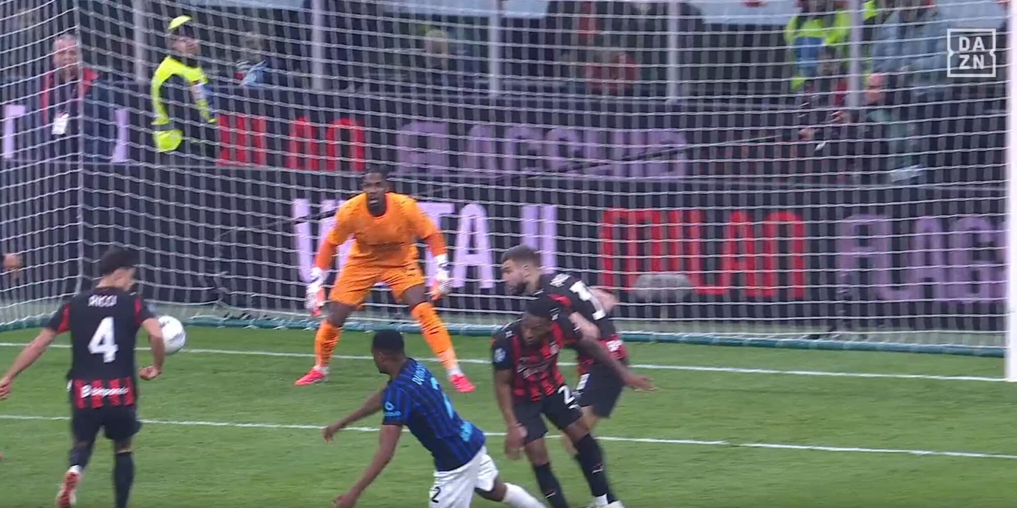 Rabbia Inter, chiede un rigore per questo tocco di braccio al 94' di Ricci: l'arbitro e il Var non lo concedono 