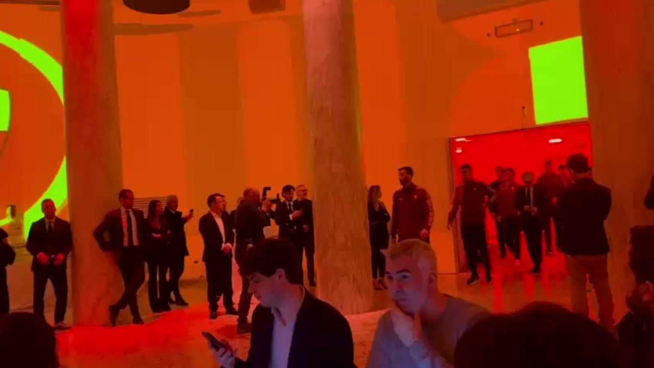 Tutta la squadra della Roma alla presentazione del nuovo sponsor 