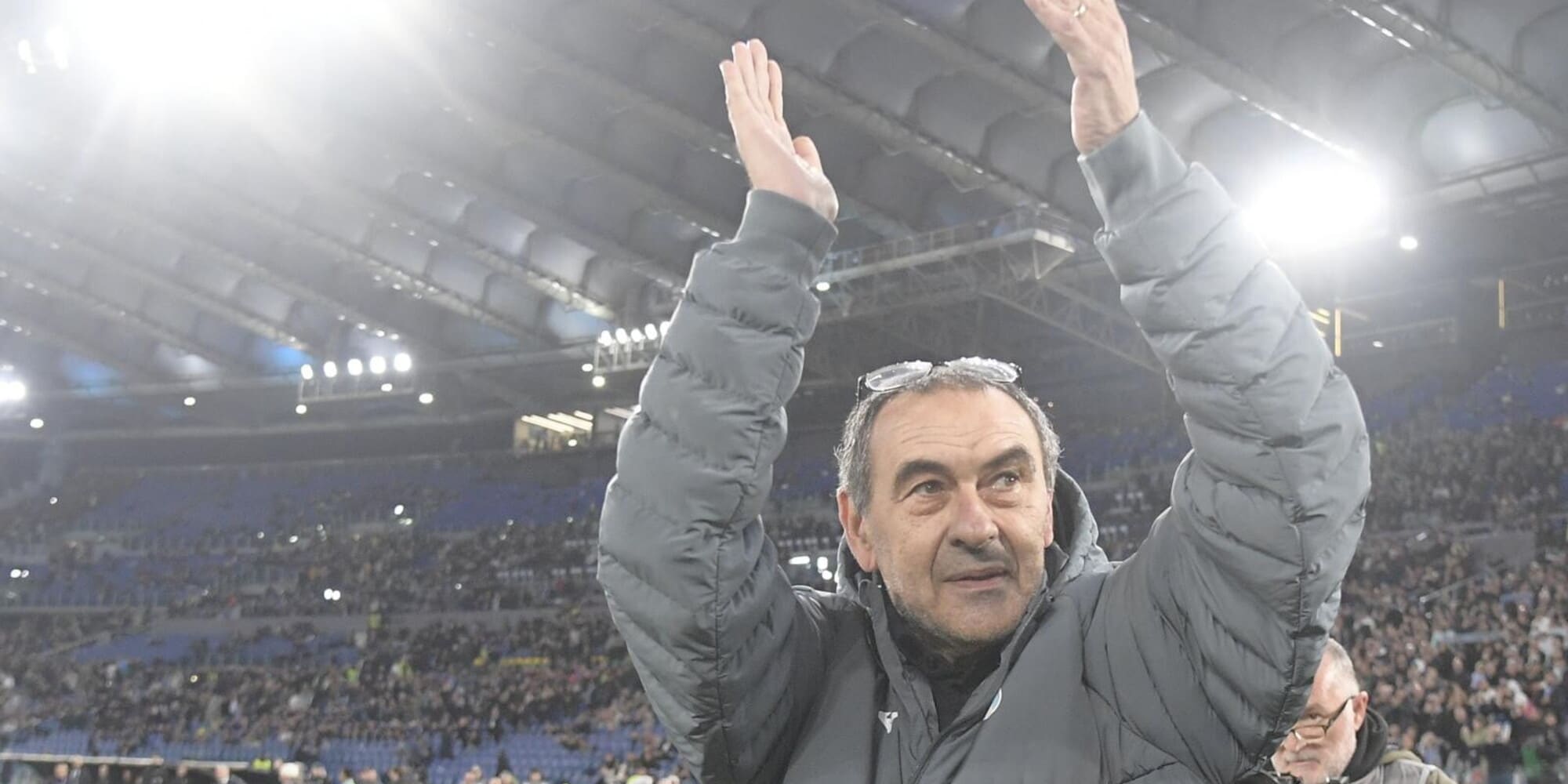 Sarri sotto la curva Nord prima di Lazio-Milan: l'abbraccio dei tifosi è pazzesco!