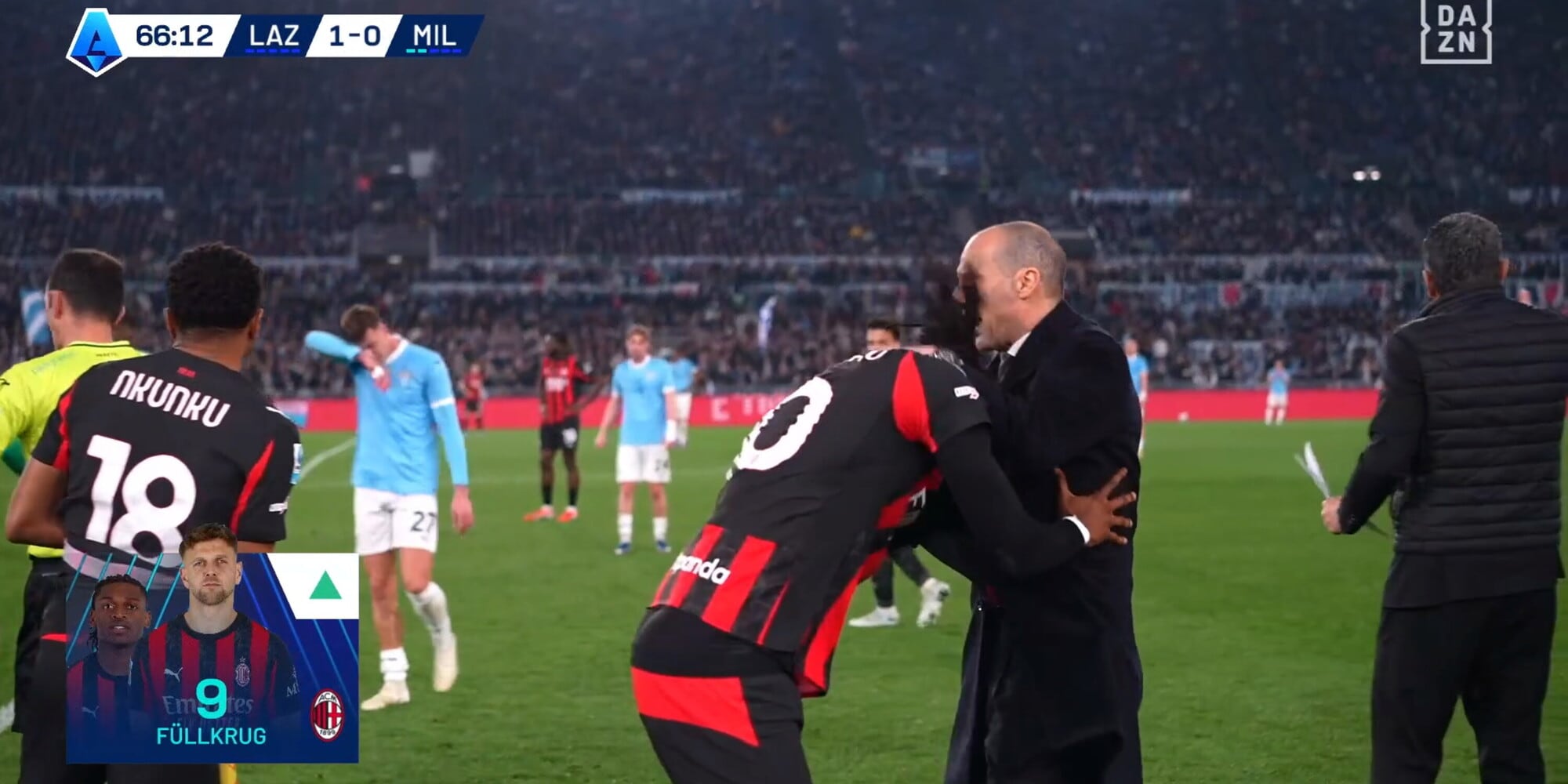 Leao stizzito dopo il cambio: Allegri e Maignan provano a calmarlo