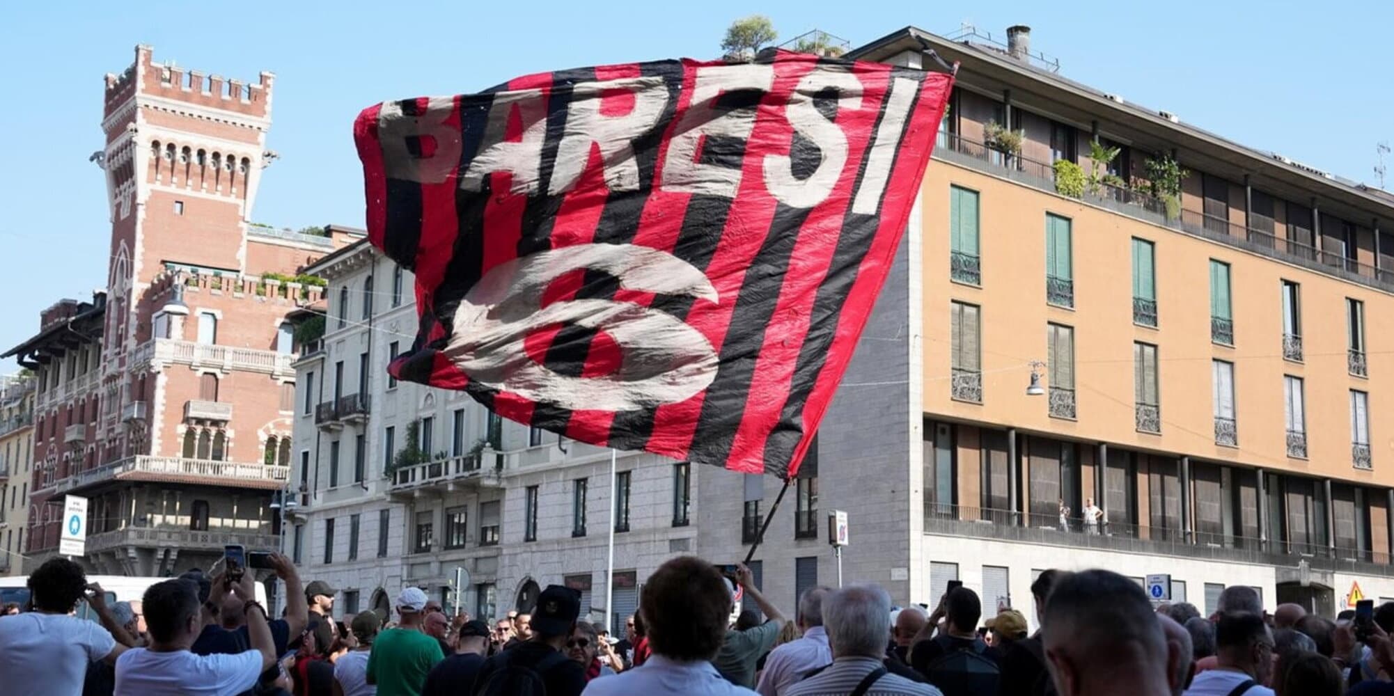 Tifosi e ex calciatori a Milano per l'ultimo saluto a Franco Baresi