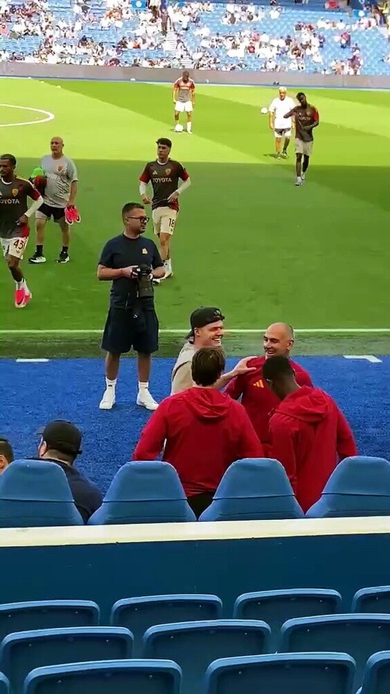 Ferguson incontra i suoi ex compagni alla Roma: sorrisi a bordocampo