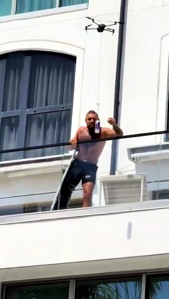 Conor McGregor infortunato: gli portano una bibita con un drone!