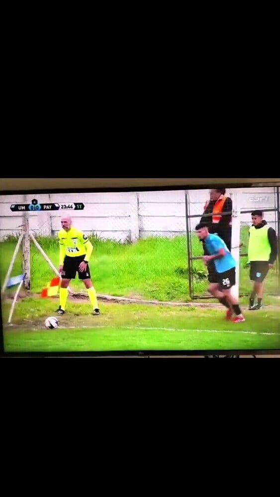 Incredibile in Uruguay, il pallone calciato fuori dal campo causa un incidente!